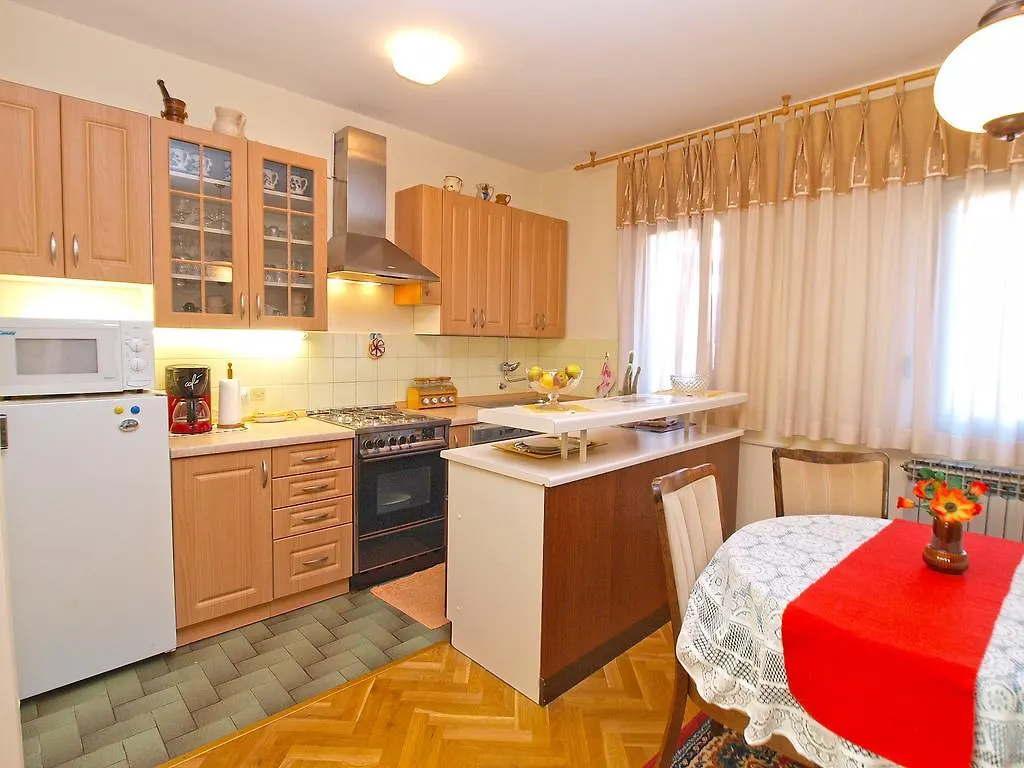 Apartment Josip 933 Fazana 0*,